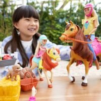 Barbie Playset with Barbie and Chelsea Blonde Dolls, 2 Horses with Bobbling Heads and 15+ - Image 2